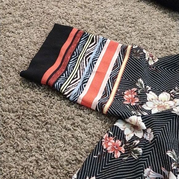 I.N. Studio Petite Women's Size PL Thin Flowy Floral Cardigan Black Chevron - Picture 8 of 9